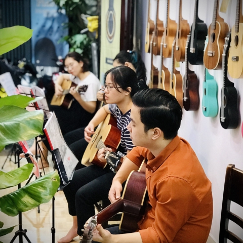  Biến Ước Mơ Âm Nhạc Thành Hiện Thực: Nhạc Cụ Giá Rẻ & Khóa Học Cho Học Sinh, Sinh Viên